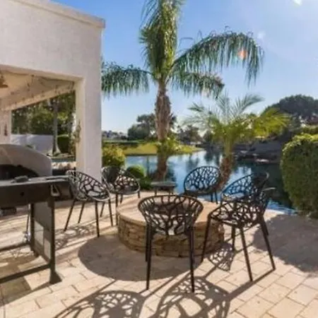 Modern Lakefront Paradise